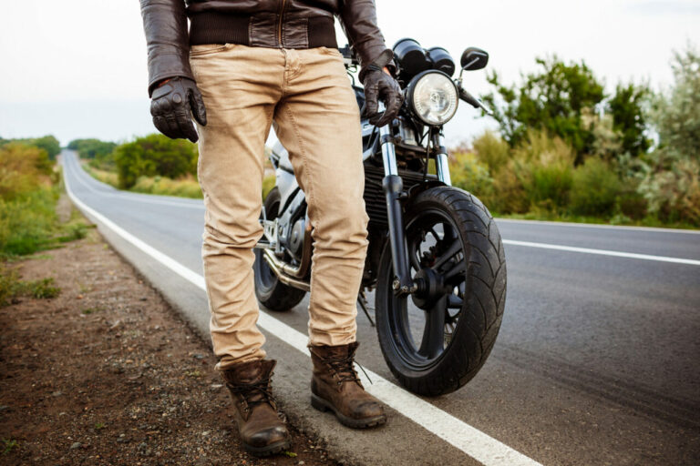 Niskie czy wysokie, skórzane czy tekstylne – jak dobrać buty motocyklowe?