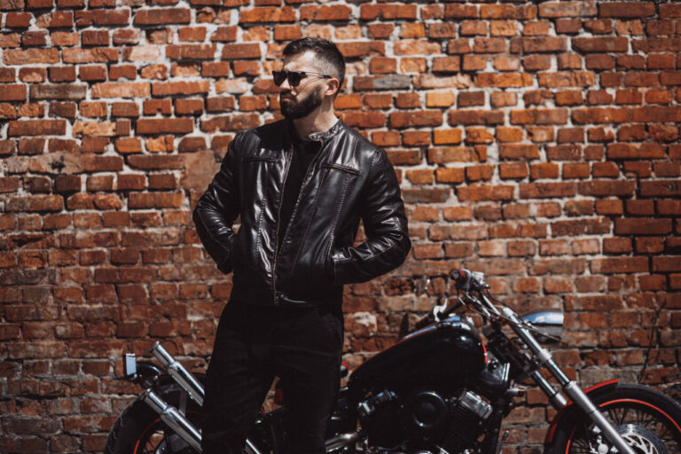 Kurtka motocyklowa: skórzana czy tekstylna? Poradnik dla początkujących