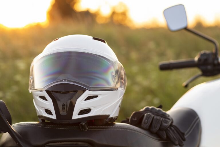 Jak sprawdzić, czy kask motocyklowy jest dobrze dopasowany? 7 najważniejszych oznak